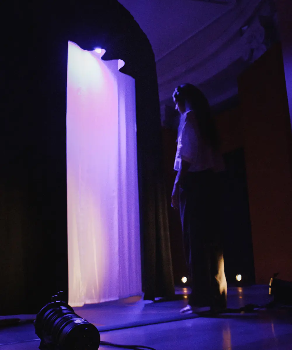 Une participante rentre dans la structure sonore